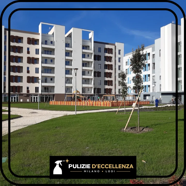 Edifici residenziali affacciati su un cortile con giardino