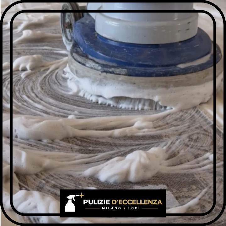 Dettaglio ravvicinato della macchina durante il lavaggio del pavimento