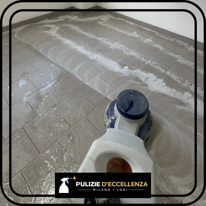 Macchina in azione su un pavimento in piastrelle con detergente